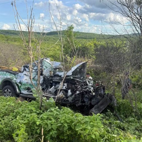 Dois homens morrem em acidente entre caminhão e caminhonete, na BR-104, no Agreste da Paraíba