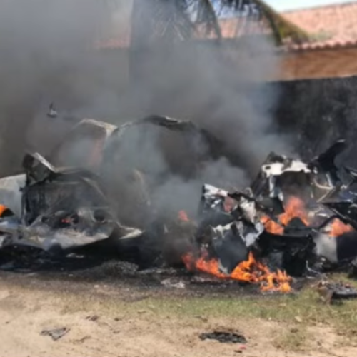 Carro fica destruído após explosão de cilindro de gás natural, em Jacumã