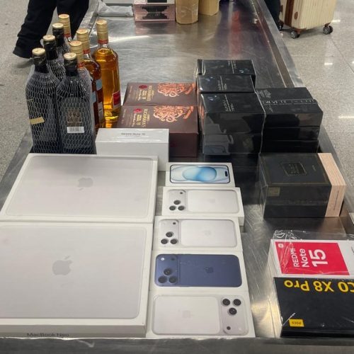 PF apreende iPhones, Ipads, whiskies e perfumes com passageiros no aeroporto de João Pessoa