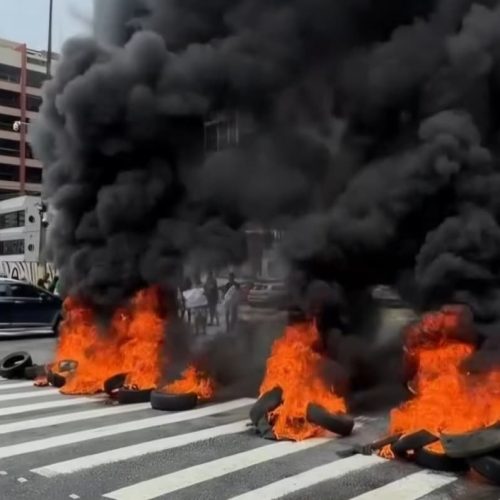 Protesto de ambulantes bloqueia trecho da Avenida Epitácio Pessoa, em João Pessoa