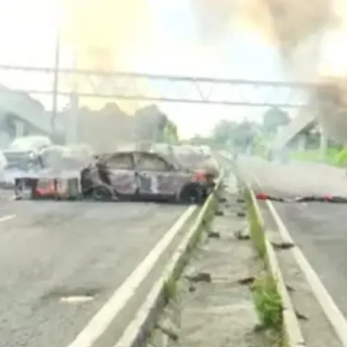 Manifestantes voltam a bloquear totalmente BR-230 em João Pessoa