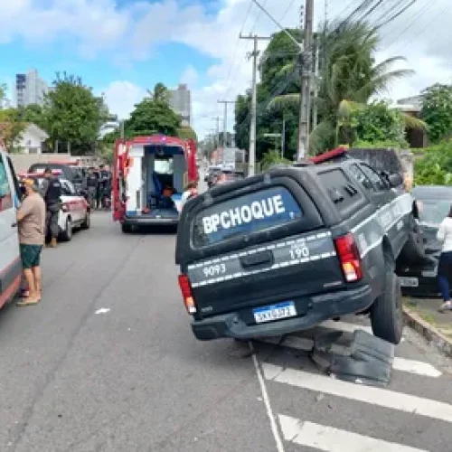 Acidente com viatura da PM deixa feridos e derruba muro em João Pessoa
