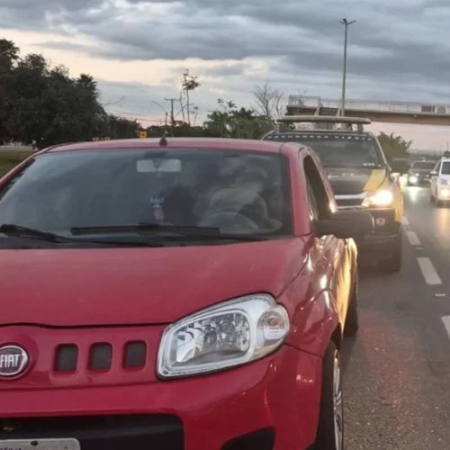 Fiat Uno com R$ 76 mil em débitos é apreendido com motorista sem CNH