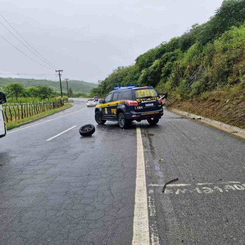 Motorista morre após ser arremessado de carro em capotamento na BR-230, na Paraíba