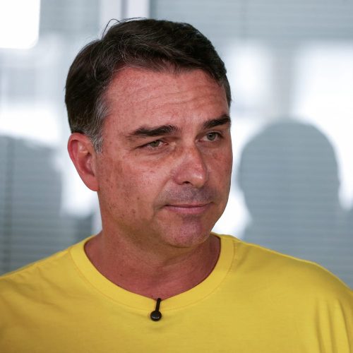 Flávio Bolsonaro recua e diz que irá ao debate no domingo após Lula confirmar presença