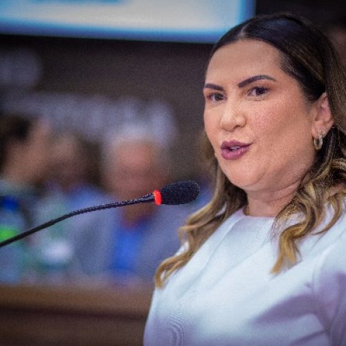 Prefeita de Cajazeiras tem gratificação suspensa por suspeita de diploma falso de mestrado
