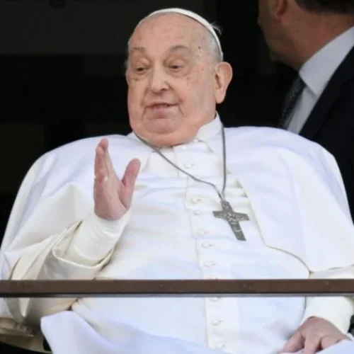 Papa Francisco faz primeira aparição pública após mais de um mês internado