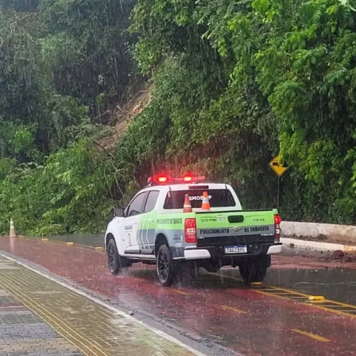 Avenida Cabo Branco, em João Pessoa, é bloqueada após barreira ceder com fortes chuvas