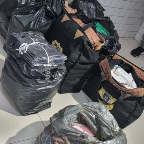 Operação da polícia apreende acessórios de Iphone e bolsas falsificadas, em shopping de João Pessoa