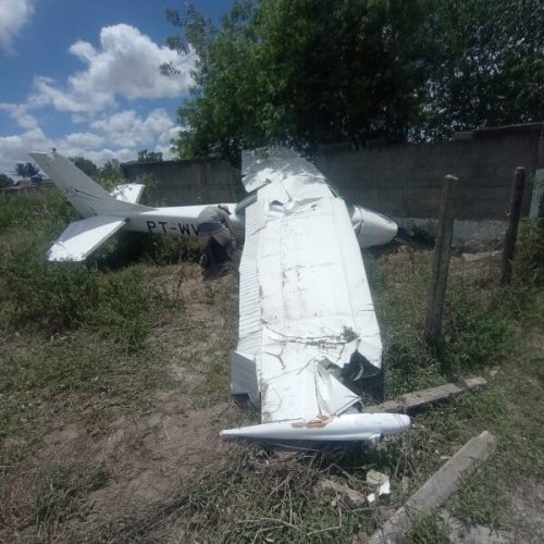 Avião de pequeno porte cai em Campina Grande e colide com muro