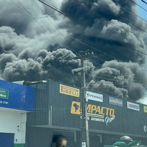 Loja de pneus é atingida por incêndio de grandes proporções em João Pessoa