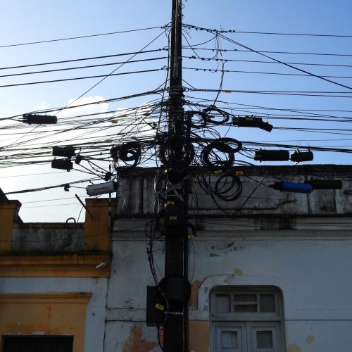 Prefeitura de João Pessoa lança operação para retirar “bagunça” de fios em postes da cidade