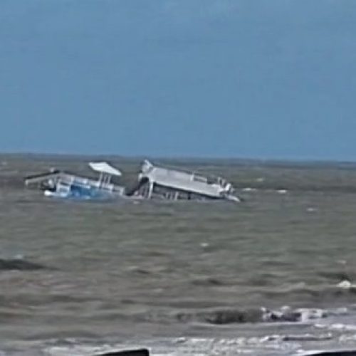 Catamarã afunda no mar do Bessa, em João Pessoa; assista