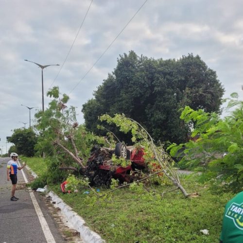 Carro capota e deixa cinco pessoas feridas em acidente na PB-008, em João Pessoa