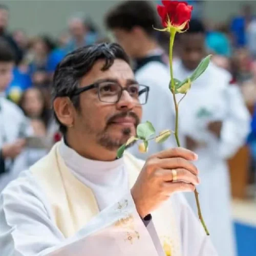 Padre é torturado, morto com martelo e tem corpo enrolado em tapete