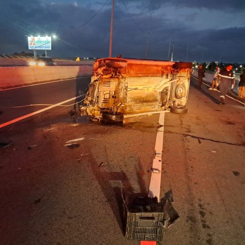 Batida entre carros derruba poste, deixa ferido e interdita trecho da BR-230 em João Pessoa