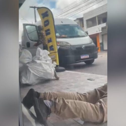 Assaltantes rendem casal de entregadores e foge com van carregada de encomendas do Mercado Livre, em João Pessoa