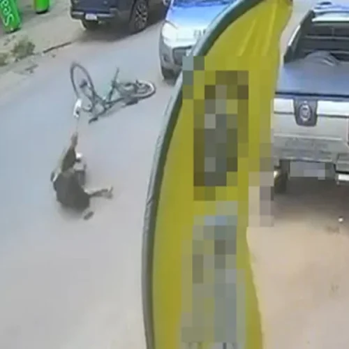 Vizinho de mulher roubada recupera celular após atropelar ladrão; veja vídeo