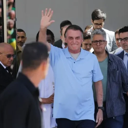 Bolsonaro recebe alta e deixa hospital três semanas após cirurgia