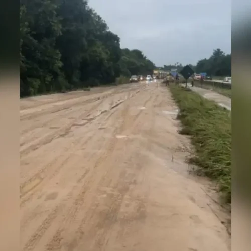 Barragem rompe e água invade trecho da BR-101, na Paraíba