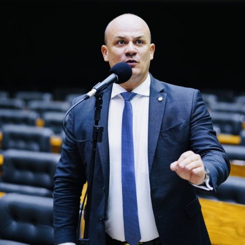 Cabo Gilberto na mira de Moraes: ministro autoriza prisão de deputados em acampamento bolsonarista