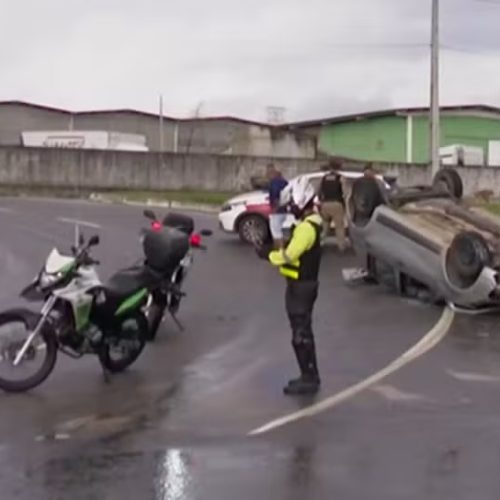 Motorista perde controle e capota carro após bater em outro veículo, em João Pessoa