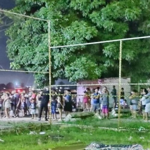 Criança morre eletrocutada ao encostar em grade energizada de quadra, em João Pessoa