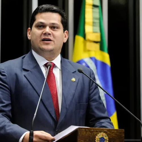 Alcolumbre diz que Senado pode votar PEC do fim da reeleição para presidente na próxima semana