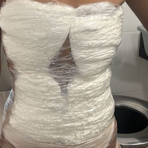 PF prende mulher transportando 3 Kg de cocaína  enrolada ao corpo no aeroporto de João Pessoa