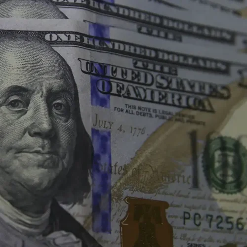 Dólar sobe para R$ 6 com pressão de importadores