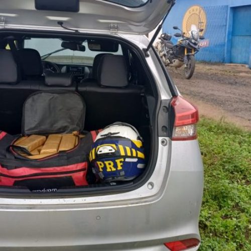PRF troca tiros com bandidos e apreende veículo roubado com 30 kg de droga no Agreste paraibano