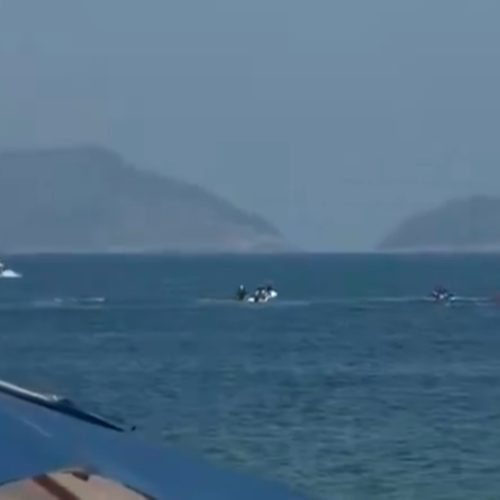 Avião que fazia publicidade cai no mar em Copacabana, no Rio de Janeiro