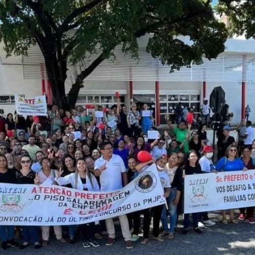 Profissionais de enfermagem reclamam de salários atrasados e vão às ruas protestar em João Pessoa