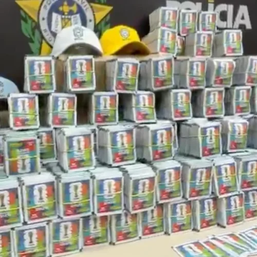 Polícia Civil apreende carga com 200 mil figurinhas piratas da Copa do Mundo