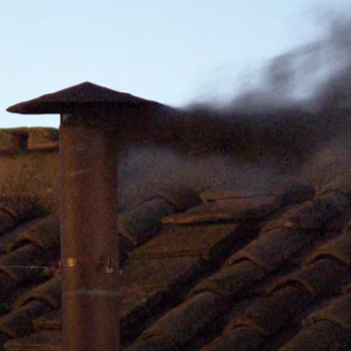 Fumaça preta sai pela 2ª vez da chaminé da Capela Sistina e adia anúncio de novo papa