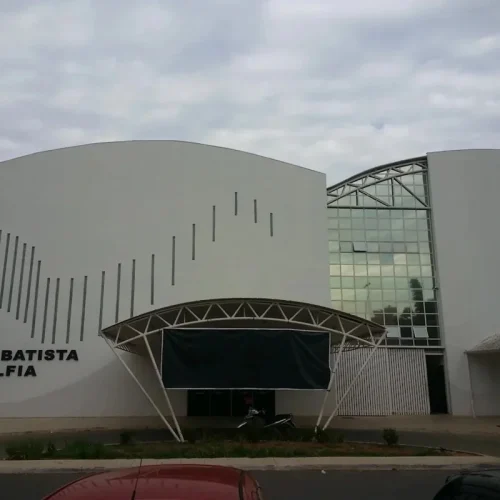 Abuso em igreja: jovens se escondiam no banheiro para fugir de líder