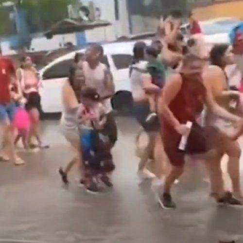 Raio cai próximo a desfile de bloco de carnaval em Alagoa Grande; assista