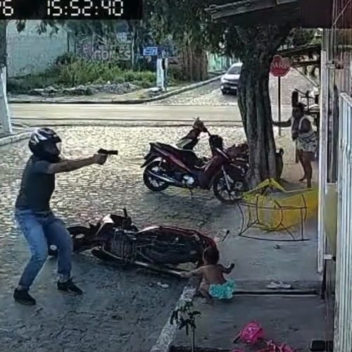 Criança fica em meio a tiroteio durante tentativa de homicídio em Pedras de Fogo; assista