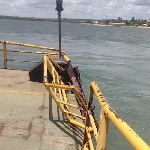 VÍDEO: Rampa de balsa desaba durante travessia entre Cabedelo e Lucena; passageiros registram o momento