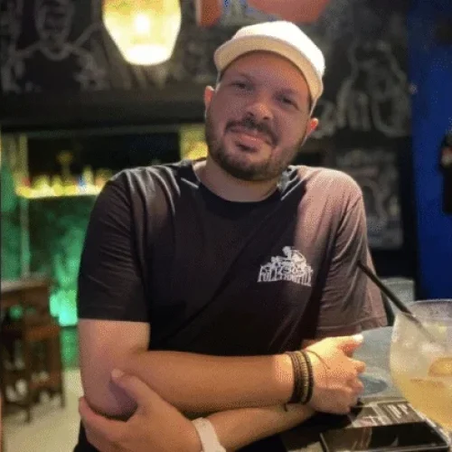 Morre cantor Adriano Alves, vocalista da Banda Bereguedê