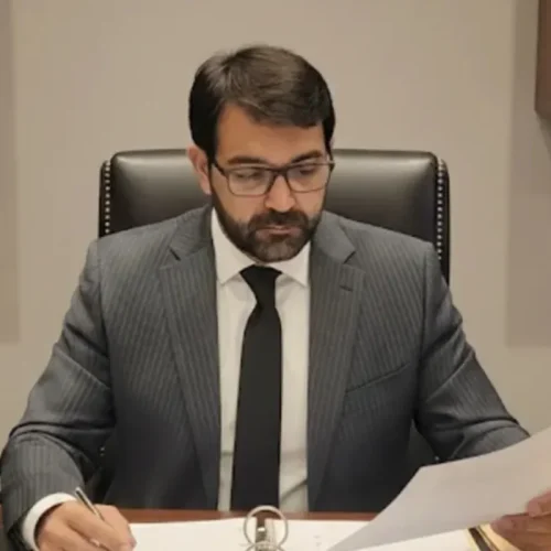 Prefeito leva ar-condicionado da prefeitura para casa e vira réu