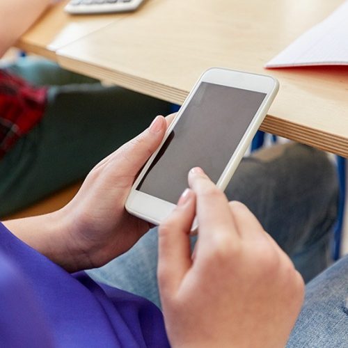Governo regulamenta lei que restringe uso de celular na escola