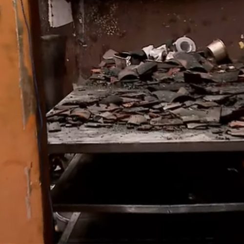 Incêndio atinge casa de bolos em Santa Rita e cozinha fica destruída; funcionário fica ferido