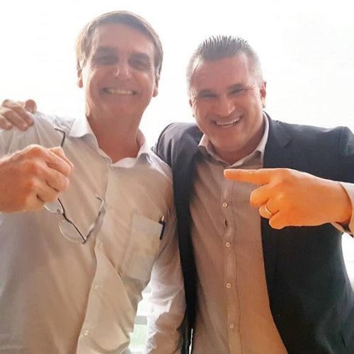Julian Lemos põe em xeque a versão oficial sobre a ‘facada’ em Bolsonaro: “pode ter sido um arranhão”