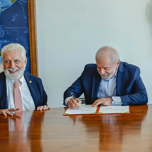 Jaques Wagner tenta agenda para encontrar Lula nesta terça-feira