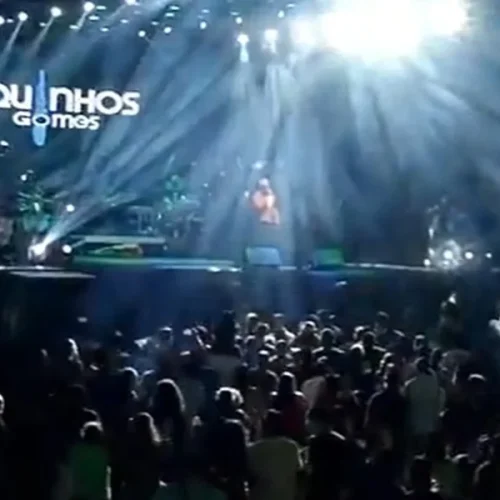 VÍDEO: cantor gospel cai do palco e atribui queda a “magia negra”