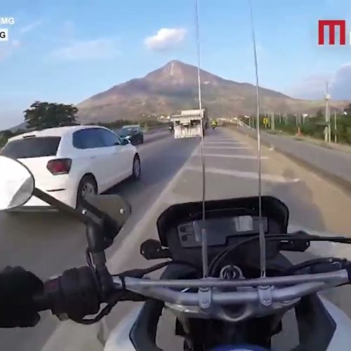 Sem CNH, motoqueiro promove fuga alucinante da polícia em Minas; assista
