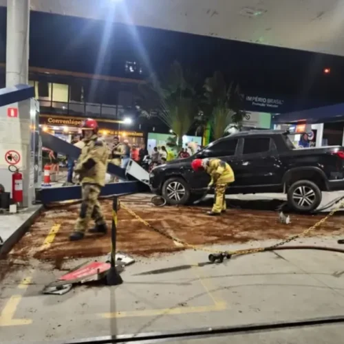 Motorista perde controle de carro, atinge bomba de combustível e três veículos no Litoral Norte da Paraíba