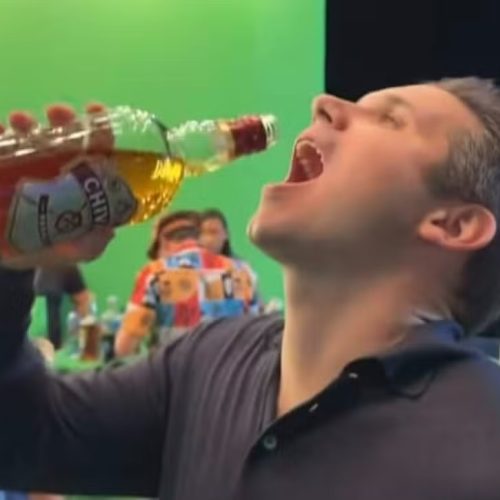 Imprensa nacional repercute vídeo de Hugo Motta bebendo uísque no São João de Patos
