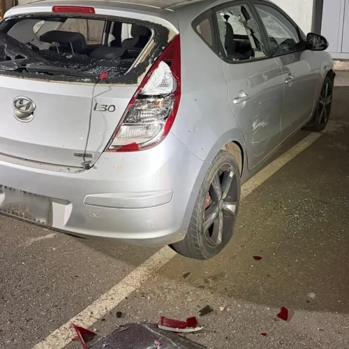 Mulher é contida com arma de choque após destruir carro de ex; veja vídeo